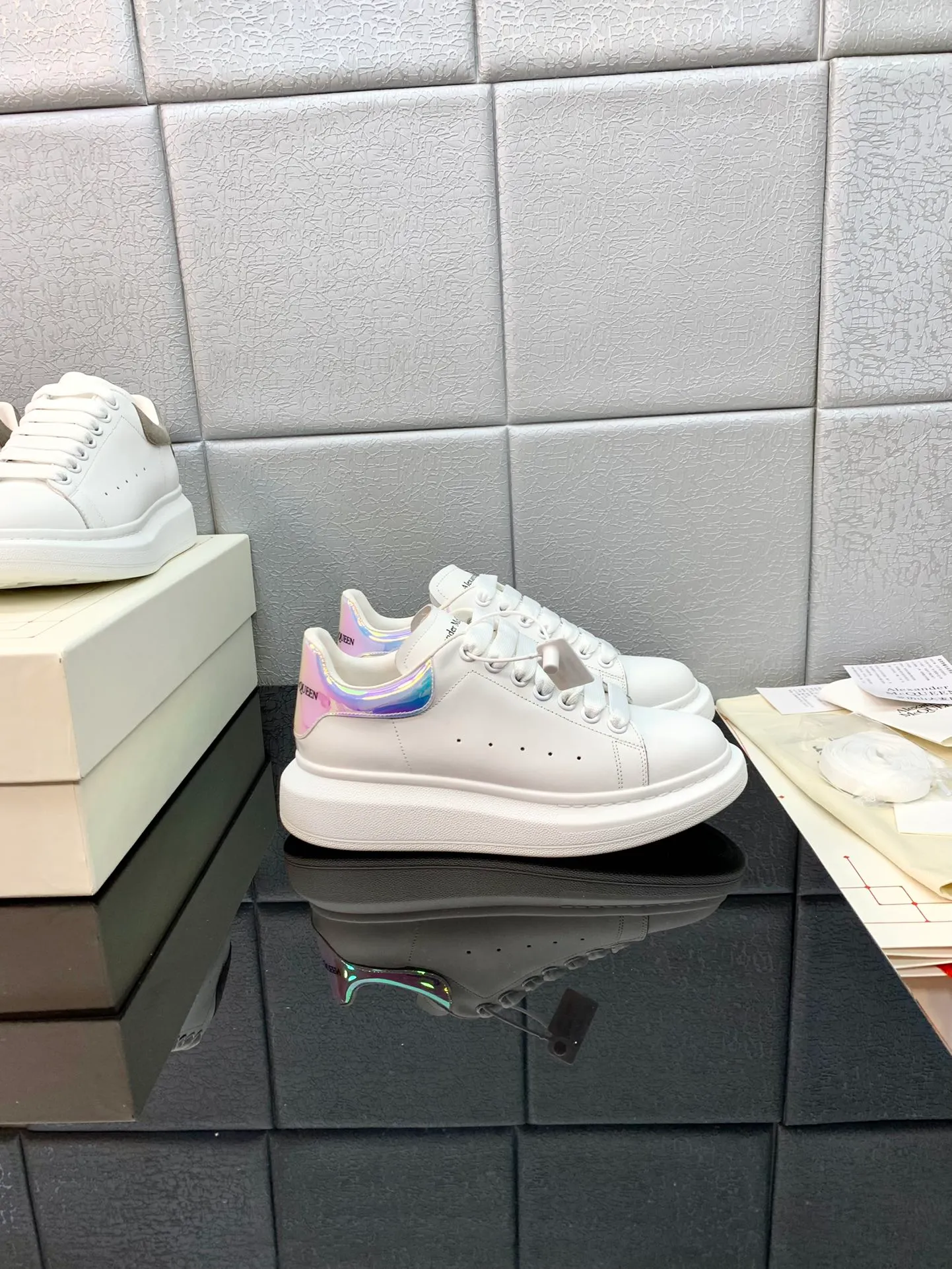 👟👟Ex-factory price 480👟👟 2022 latest upgraded version The latest McQueen white shoes original 1⃣: 1⃣ perfect replica ☑Deliver the latest counter full set of packaging 🎁Full series of color styles are constantly updated🥳🥳 🔺Fabric: Customized original matte silk cowhide 🔺Inner: imported water-dyed sheepskin lining/original customized soft cowhide cushion 🔺Feet: super clear high temperature air pressure logo➕soft latex pad 🔺Outsole: rubber T👟👟Ex-factory price U vacuum bottom/I👟👟Ex-factory price foam original bottom, thick bottom about 4cm 🔺Size: Female M34-40 Male M39-45